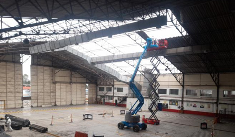 Desmantelamiento de tejas con asbestos.